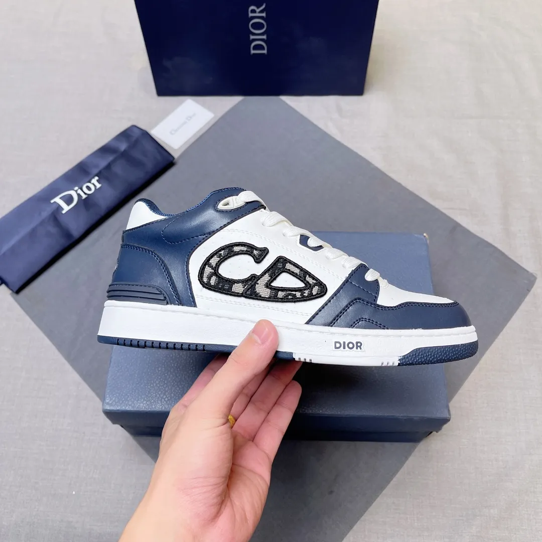 P420 Dior B57 low-top sneakers 2024 spring men's series new product launch [Celebrate][Celebrate][Celebrate], reinterpret the basketball shoe design and become Dior's classic item [strong][strong][strong], carefully crafted in black and cream white smooth cowhide, with beige suede, and the leather CD logo is displayed on the side Zhi, the tongue, sole and back side are decorated with various distinctive details to enhance the style[666][666], while the eyelet details, topstitching and rubber panels highlight the dynamic charm of its athletic style[strong][strong][strong]. It has a two-color rubber sole, which can be matched with various clothing to create a refined look. Size: 38 to 45 No. 067
